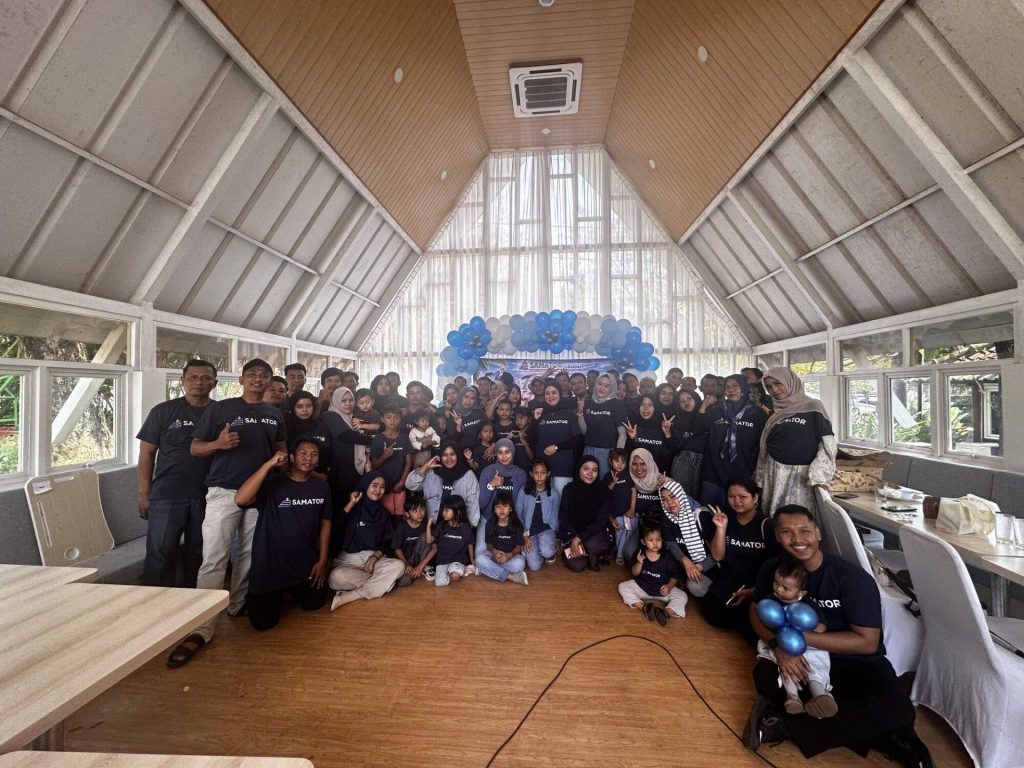 Samatorians celebrating together at a company event