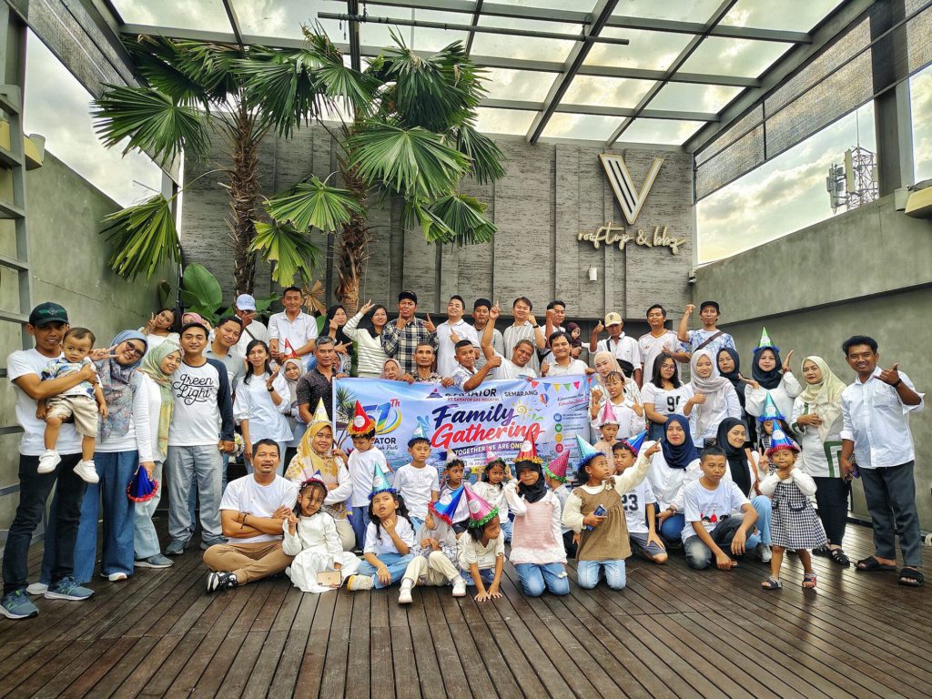 Samatorians celebrating together at a company event