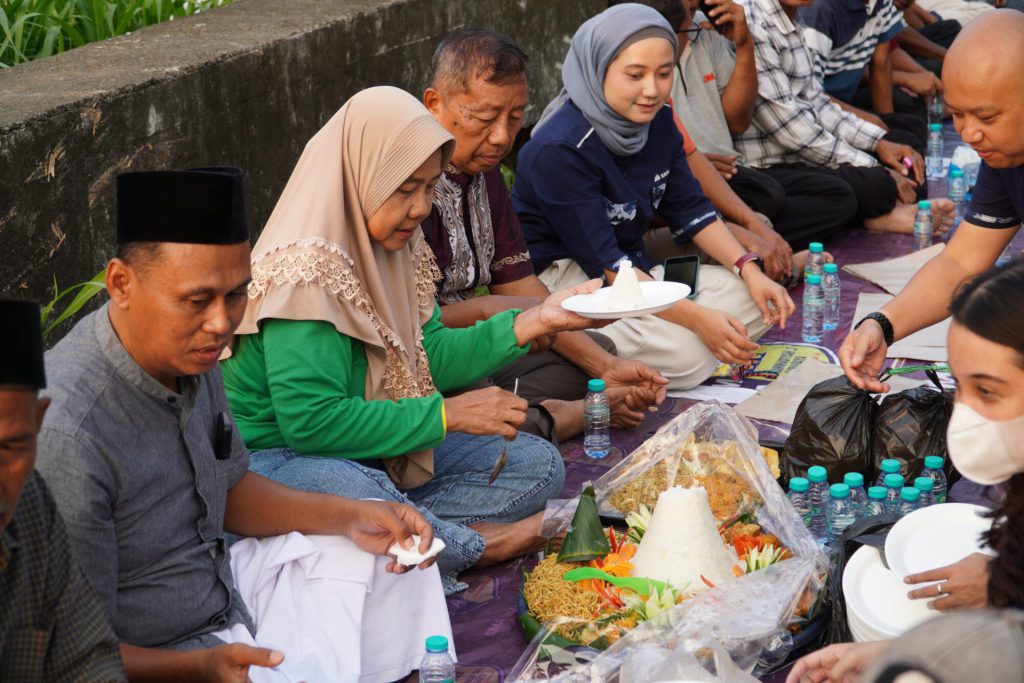 Samatorians in a community give-back activity