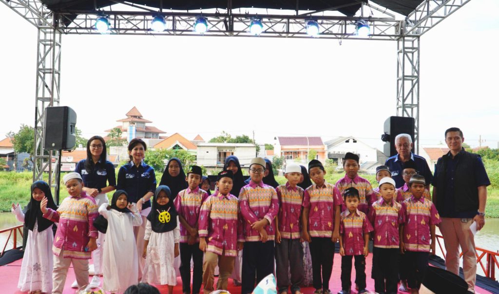 Samatorians in a community give-back activity